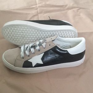 Sneaker with star design and silver laces size 8 new without tags and box